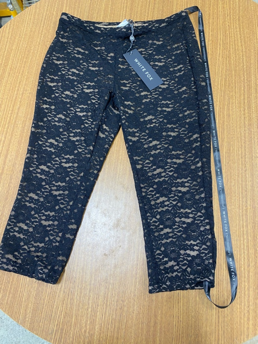 Vibe With Me Lace Capri Pants
Black - Picture 2 of 9
